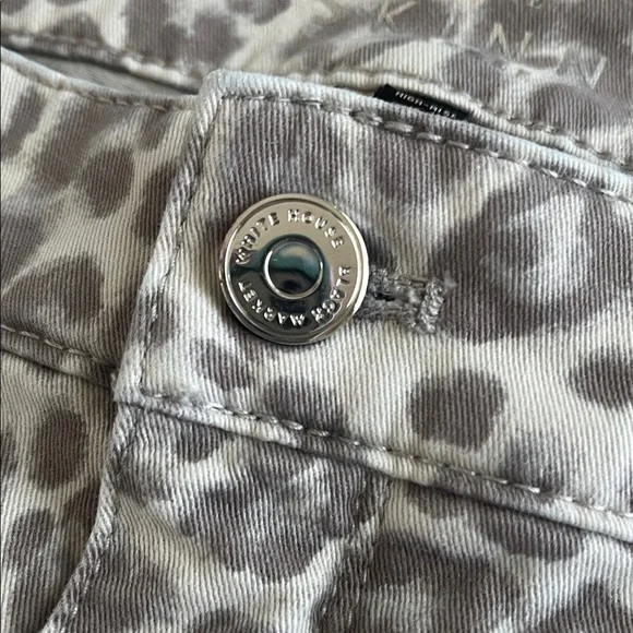 White House Black Market Gray Leopard Skinny Jeans - Picture 4 of 14